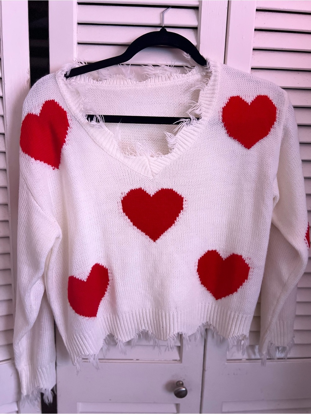 & Other Stories White V-Neck Sweater with Red Heart Motifs